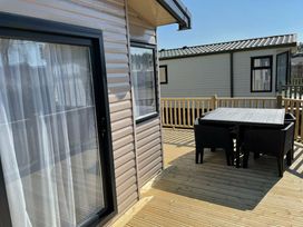 Pinewoods Holiday Park - Holiday Accommodation 14829 - Norfolk - 1185617 - thumbnail photo 3