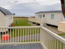 A view of caravans and garden at Reighton Sands Holiday Park - Holiday Accommodation 14875, Filey