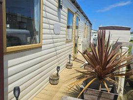 Happy Days Caravan Park - Holiday Accommodation 15007 - North Wales - 1185658 - thumbnail photo 9
