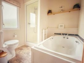 Tingdene North Denes Caravan Park - Holiday Accommodation 15010 - Suffolk & Essex - 1185660 - thumbnail photo 7