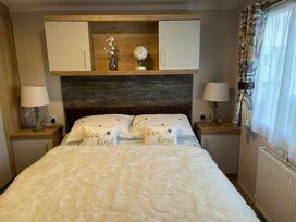 Trecco Bay - Holiday Accommodation 15241 - Somerset & Wiltshire - 1185710 - thumbnail photo 6