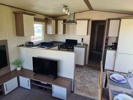 Broadland Sands - Holiday Accommodation 15327 - Suffolk & Essex - 1185729 - thumbnail photo 4