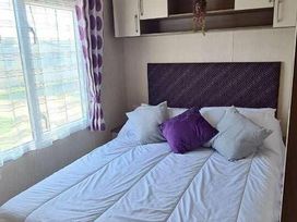 Broadland Sands - Holiday Accommodation 15327 - Suffolk & Essex - 1185729 - thumbnail photo 5