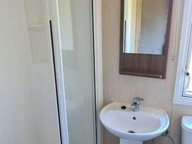 Broadland Sands - Holiday Accommodation 15327 - Suffolk & Essex - 1185729 - thumbnail photo 8