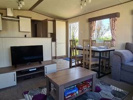 Broadland Sands - Holiday Accommodation 15327 - Suffolk & Essex - 1185729 - thumbnail photo 9