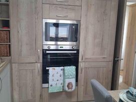 Trecco Bay - Holiday Accommodation 15729 - Somerset & Wiltshire - 1185817 - thumbnail photo 7