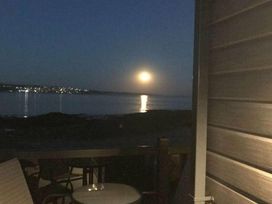 Trecco Bay - Holiday Accommodation 15729 - Somerset & Wiltshire - 1185817 - thumbnail photo 17