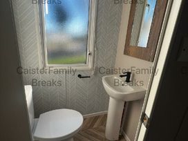 Caister Holiday Park - Holiday Accommodation 15848 - Norfolk - 1185845 - thumbnail photo 11