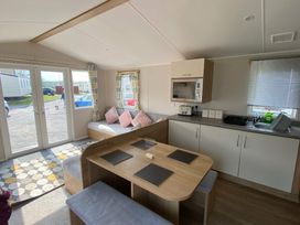 Trecco Bay - Holiday Accommodation 15908 - Somerset & Wiltshire - 1185862 - thumbnail photo 2