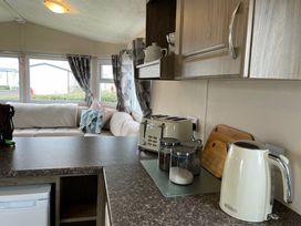 Trecco Bay - Holiday Accommodation 15950 - Somerset & Wiltshire - 1185872 - thumbnail photo 3