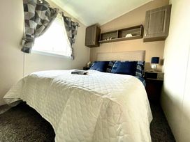 Trecco Bay - Holiday Accommodation 15950 - Somerset & Wiltshire - 1185872 - thumbnail photo 5
