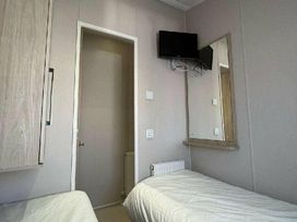Hopton Holiday Village - Holiday Accommodation 16076 - Suffolk & Essex - 1185908 - thumbnail photo 13
