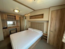 Naze Marine Holiday Park - Holiday Accommodation 16337 - Suffolk & Essex - 1185986 - thumbnail photo 3