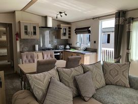 Unity Holiday Resort - Holiday Accommodation 16365 - Somerset & Wiltshire - 1185993 - thumbnail photo 3