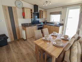 A kitchen with dining area at Tattershall Lakes Country Park - Holiday Accommodation 16408, Tattershall