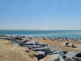Hayling Island Holiday Park - Meadow Bay Villages - Holiday Accommodation 16626 - Hampshire - 1186068 - thumbnail photo 20
