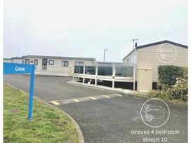 Trecco Bay - Holiday Accommodation 16779 - Somerset & Wiltshire - 1186102 - thumbnail photo 4