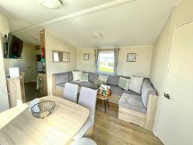 Trecco Bay - Holiday Accommodation 16779 - Somerset & Wiltshire - 1186102 - thumbnail photo 7