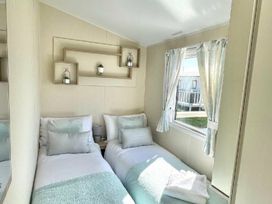Trecco Bay - Holiday Accommodation 16779 - Somerset & Wiltshire - 1186102 - thumbnail photo 9