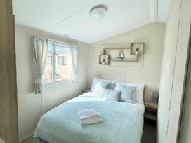 Trecco Bay - Holiday Accommodation 16779 - Somerset & Wiltshire - 1186102 - thumbnail photo 10