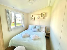 Trecco Bay - Holiday Accommodation 16779 - Somerset & Wiltshire - 1186102 - thumbnail photo 11
