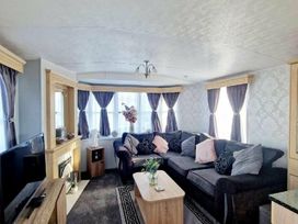 Golden Palm Resort - Holiday Accommodation 16787 - Lincolnshire - 1186107 - thumbnail photo 2