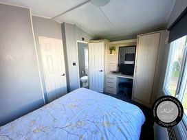 Golden Palm Resort - Holiday Accommodation 16849 - Lincolnshire - 1186118 - thumbnail photo 5
