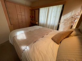 Cayton Bay Caravan Park - Holiday Accommodation 17038 - North Yorkshire (incl. Whitby) - 1186190 - thumbnail photo 8