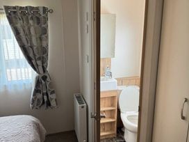 Trecco Bay - Holiday Accommodation 1711 - Somerset & Wiltshire - 1186213 - thumbnail photo 10