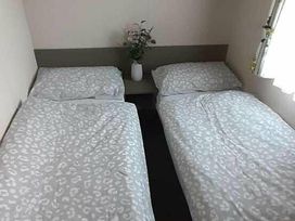 Hayling Island Holiday Park - Meadow Bay Villages - Holiday Accommodation 17153 - Hampshire - 1186229 - thumbnail photo 12