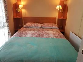 Happy Days Caravan Park - Holiday Accommodation 17182 - North Wales - 1186235 - thumbnail photo 4