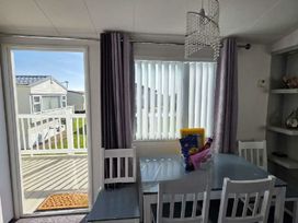 Trecco Bay - Holiday Accommodation 17223 - Somerset & Wiltshire - 1186247 - thumbnail photo 2