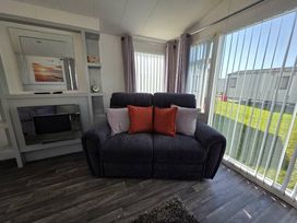 Trecco Bay - Holiday Accommodation 17223 - Somerset & Wiltshire - 1186247 - thumbnail photo 3