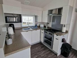Trecco Bay - Holiday Accommodation 17223 - Somerset & Wiltshire - 1186247 - thumbnail photo 9