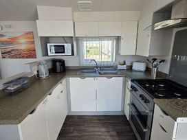 Trecco Bay - Holiday Accommodation 17223 - Somerset & Wiltshire - 1186247 - thumbnail photo 10