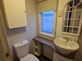 Trecco Bay - Holiday Accommodation 17223 - Somerset & Wiltshire - 1186247 - thumbnail photo 11