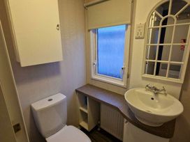 Trecco Bay - Holiday Accommodation 17223 - Somerset & Wiltshire - 1186247 - thumbnail photo 12