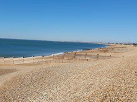 Hayling Island Holiday Park - Meadow Bay Villages - Holiday Accommodation 17230 - Hampshire - 1186251 - thumbnail photo 14