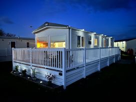 Greenacres Holiday Park - Holiday Accommodation 17485 - North Wales - 1186337 - thumbnail photo 7