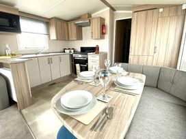 Trecco Bay - Holiday Accommodation 17508 - Somerset & Wiltshire - 1186343 - thumbnail photo 3