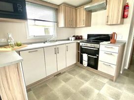 Trecco Bay - Holiday Accommodation 17508 - Somerset & Wiltshire - 1186343 - thumbnail photo 4