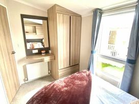 Trecco Bay - Holiday Accommodation 17508 - Somerset & Wiltshire - 1186343 - thumbnail photo 7