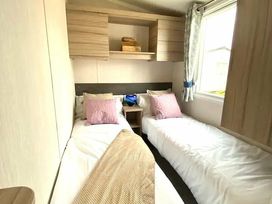 Trecco Bay - Holiday Accommodation 17508 - Somerset & Wiltshire - 1186343 - thumbnail photo 9