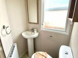 Trecco Bay - Holiday Accommodation 17508 - Somerset & Wiltshire - 1186343 - thumbnail photo 11