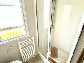 Trecco Bay - Holiday Accommodation 17508 - Somerset & Wiltshire - 1186343 - thumbnail photo 12