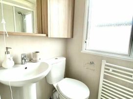 Trecco Bay - Holiday Accommodation 17508 - Somerset & Wiltshire - 1186343 - thumbnail photo 13