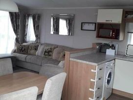 California Cliffs Holiday Park - Holiday Accommodation 17515 - Norfolk - 1186345 - thumbnail photo 5