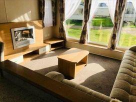 California Cliffs Holiday Park - Holiday Accommodation 17515 - Norfolk - 1186345 - thumbnail photo 6