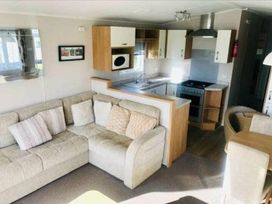 California Cliffs Holiday Park - Holiday Accommodation 17515 - Norfolk - 1186345 - thumbnail photo 7