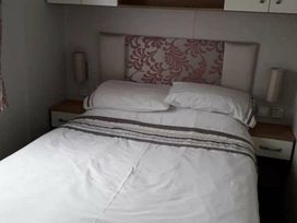 California Cliffs Holiday Park - Holiday Accommodation 17515 - Norfolk - 1186345 - thumbnail photo 10